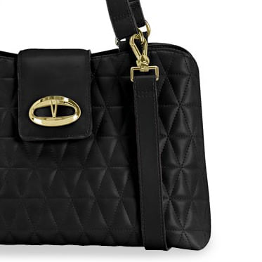 Detalhe lateral da bolsa tiracolo Vizzano feminina preta mostrando alça removível e textura matelassê